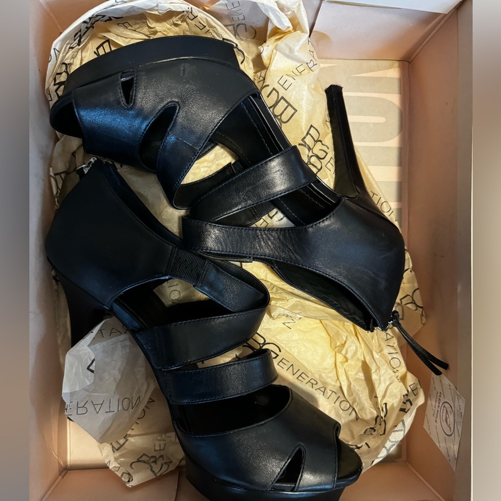 BCBG strappy Pump